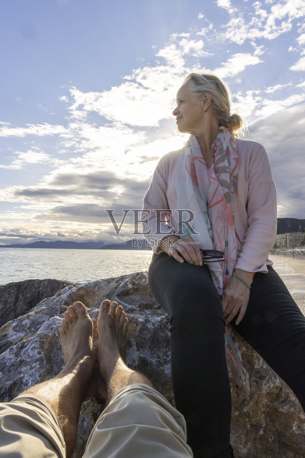 成熟夫妇在海岸放松照片摄影图片