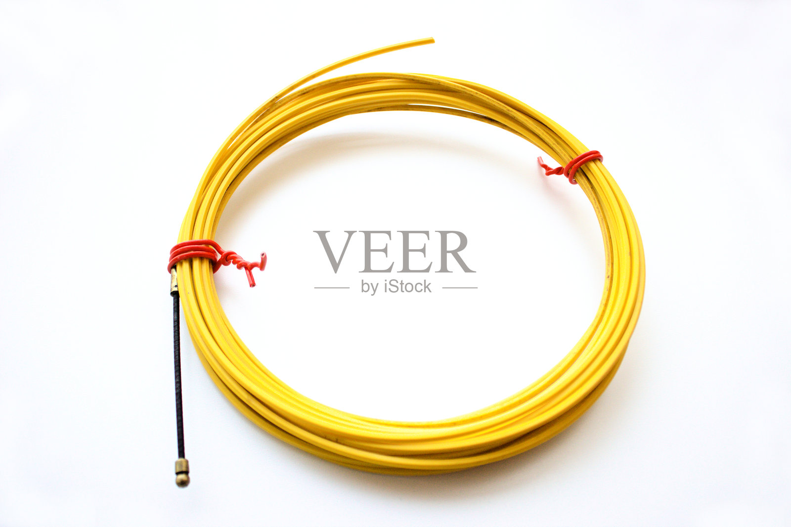 用于电气安装的黄色线缆穿线器。工业和住宅用电缆拉线器。照片摄影图片