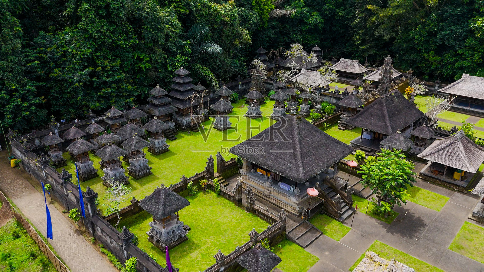 印度尼西亚巴厘岛彭利普兰村鸟瞰图，巴厘岛最受欢迎的旅游历史村庄，巴厘岛传统房屋，印度教寺庙旁边的古老村庄照片摄影图片