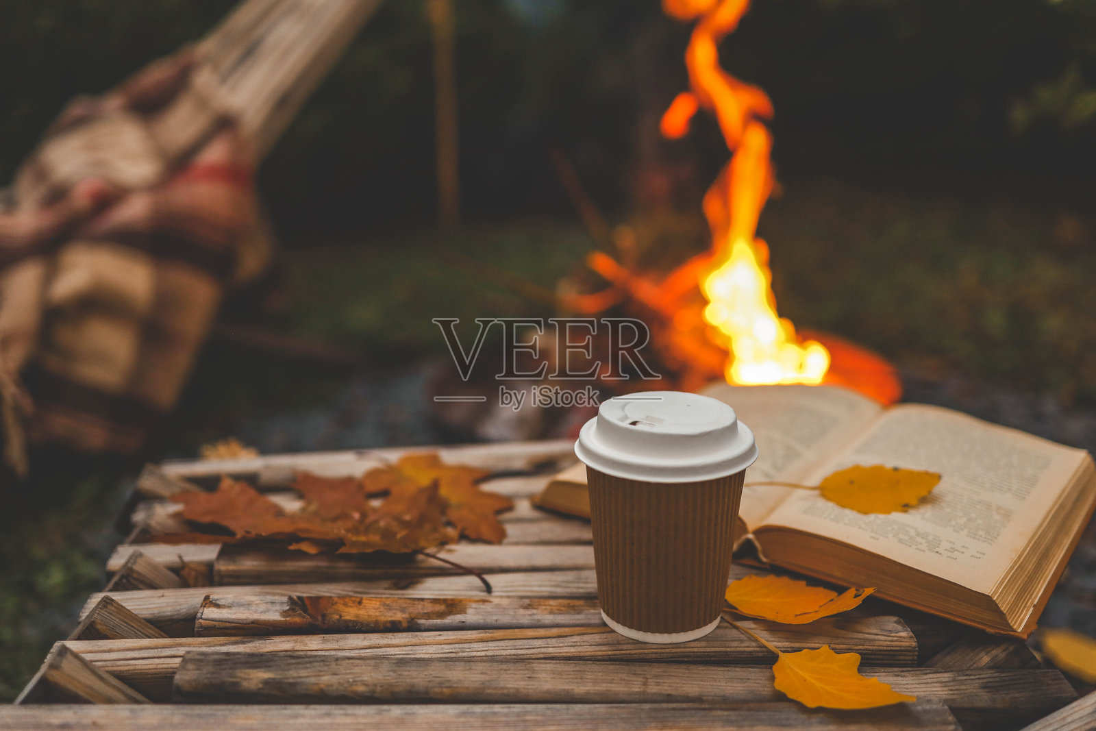 书、本子、咖啡杯和火焰，温馨的秋天照片摄影图片