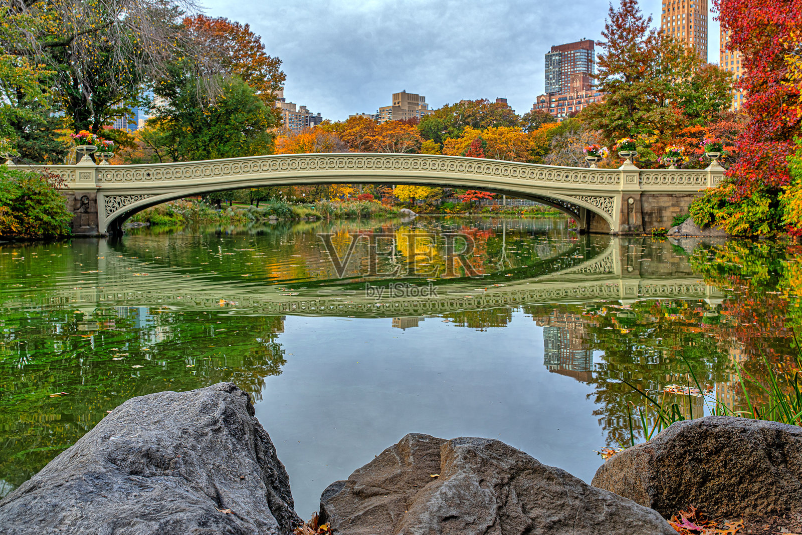 秋天清晨的弓桥照片摄影图片