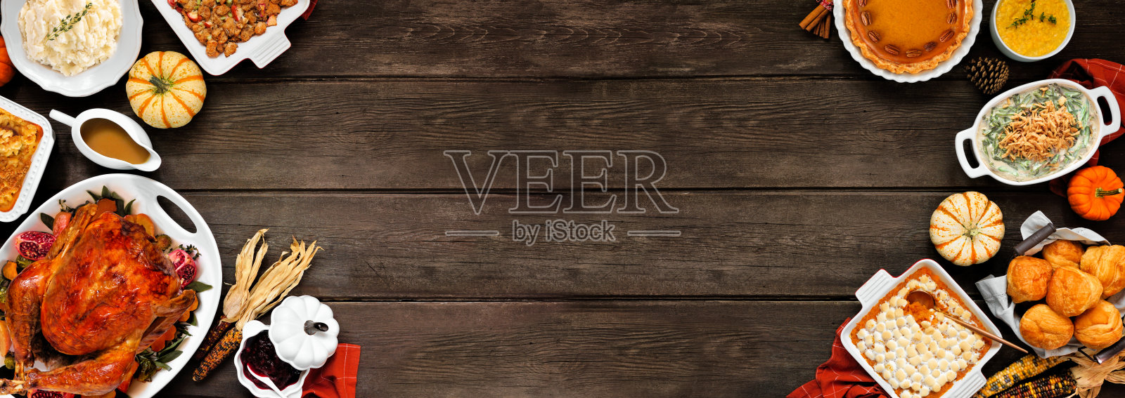 传统感恩节火鸡晚餐，双重边框，背景为质朴的深色木质横幅照片摄影图片