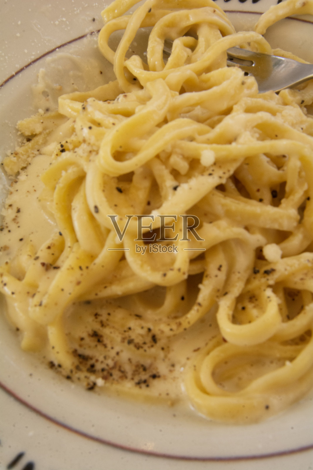 罗马风味奶酪胡椒意大利细面条是一道传统的意大利菜。照片摄影图片