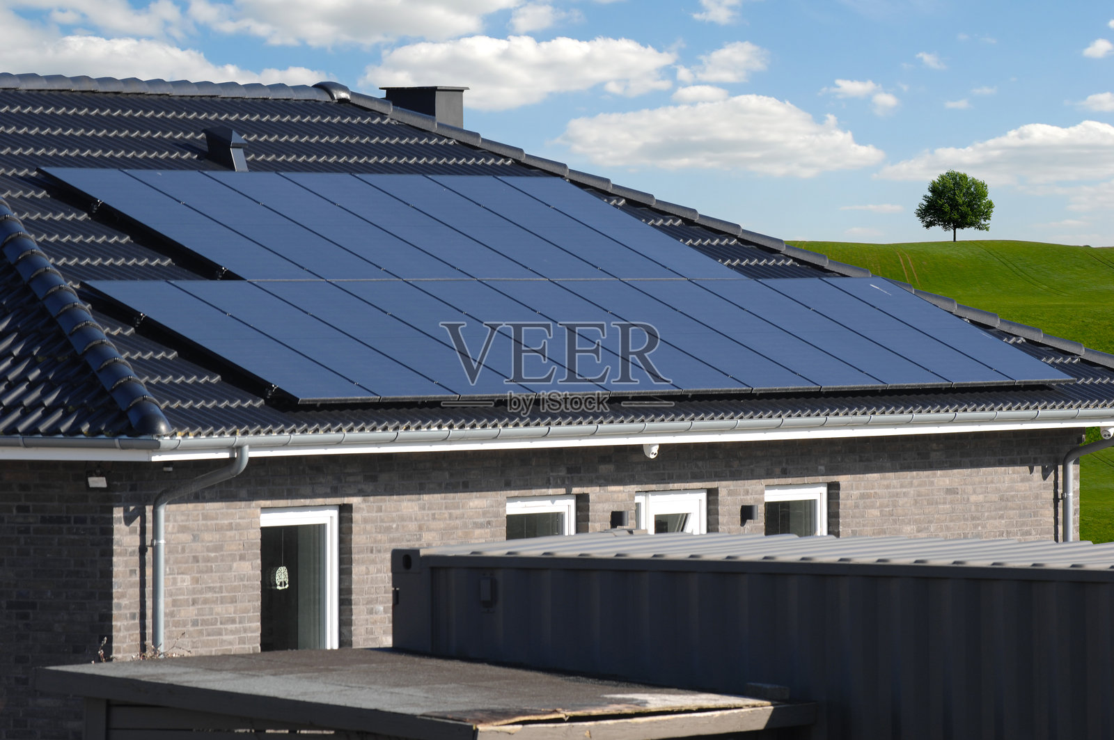 屋顶太阳能电池板照片摄影图片