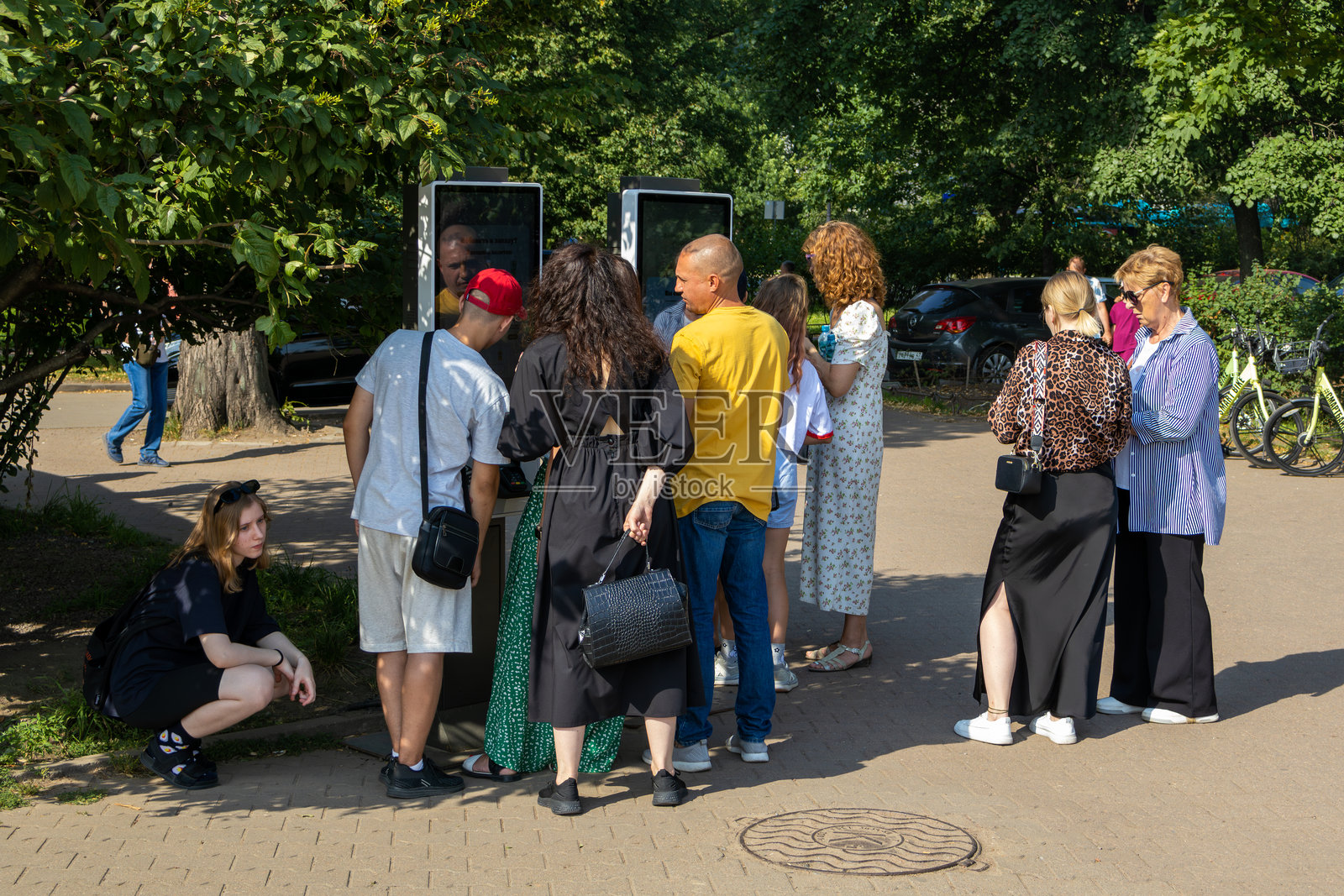 顾客在汉堡王的自助收银机下单。照片摄影图片