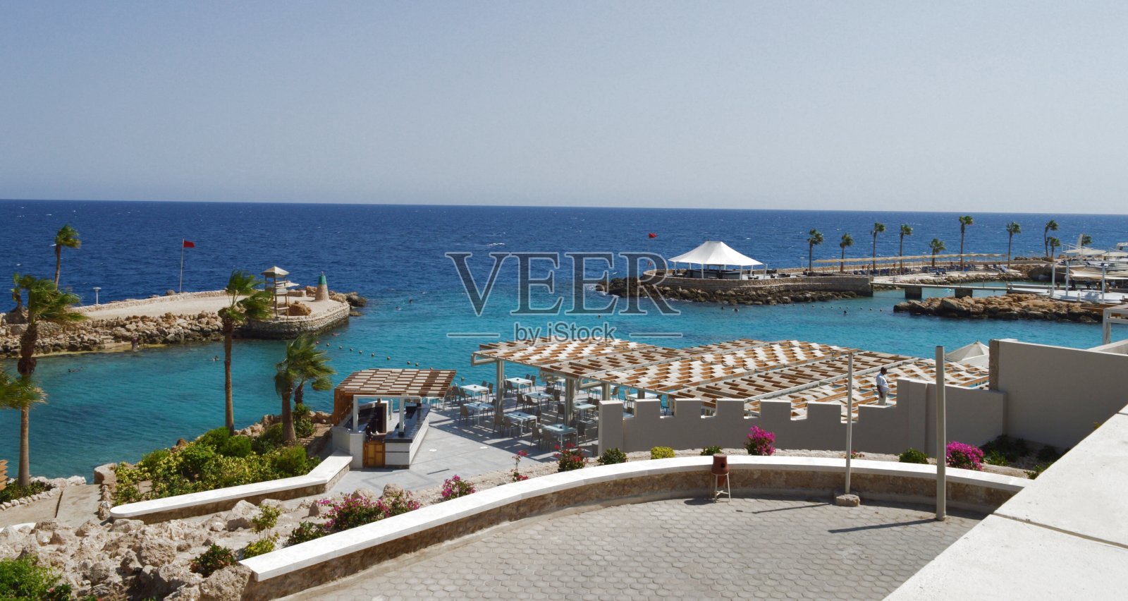 红海沿岸的豪华休闲区:景观设计、酒吧、露天餐厅和棕榈树照片摄影图片