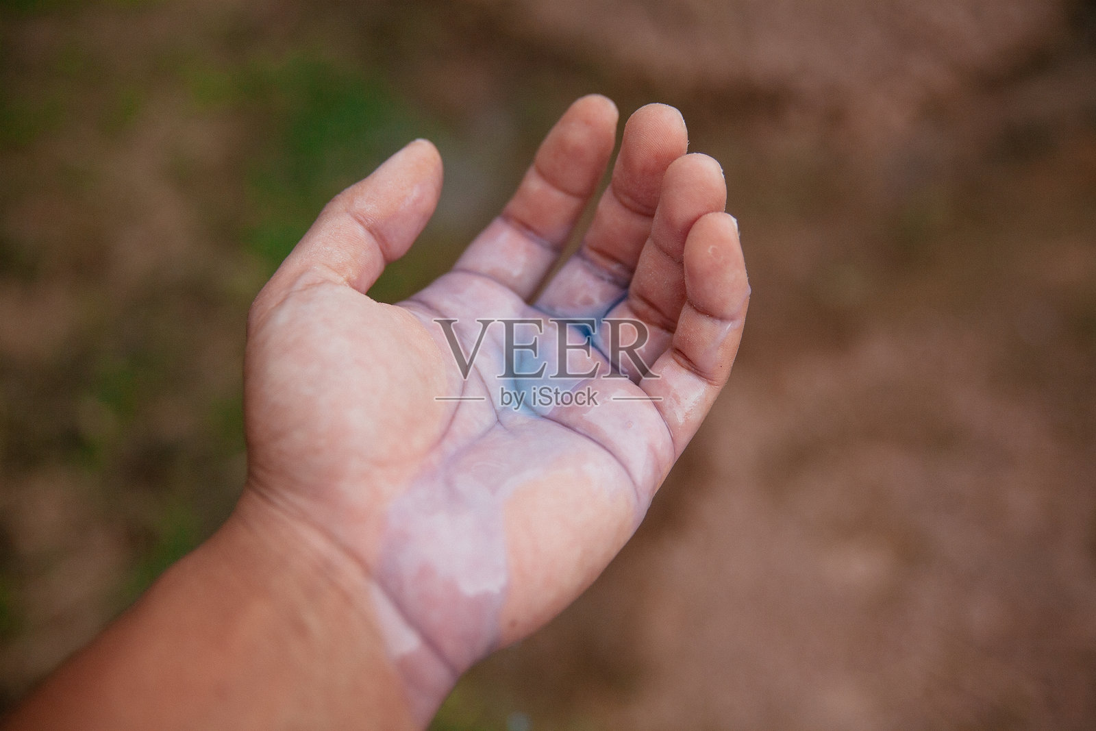 手中握着蓝色液体照片摄影图片