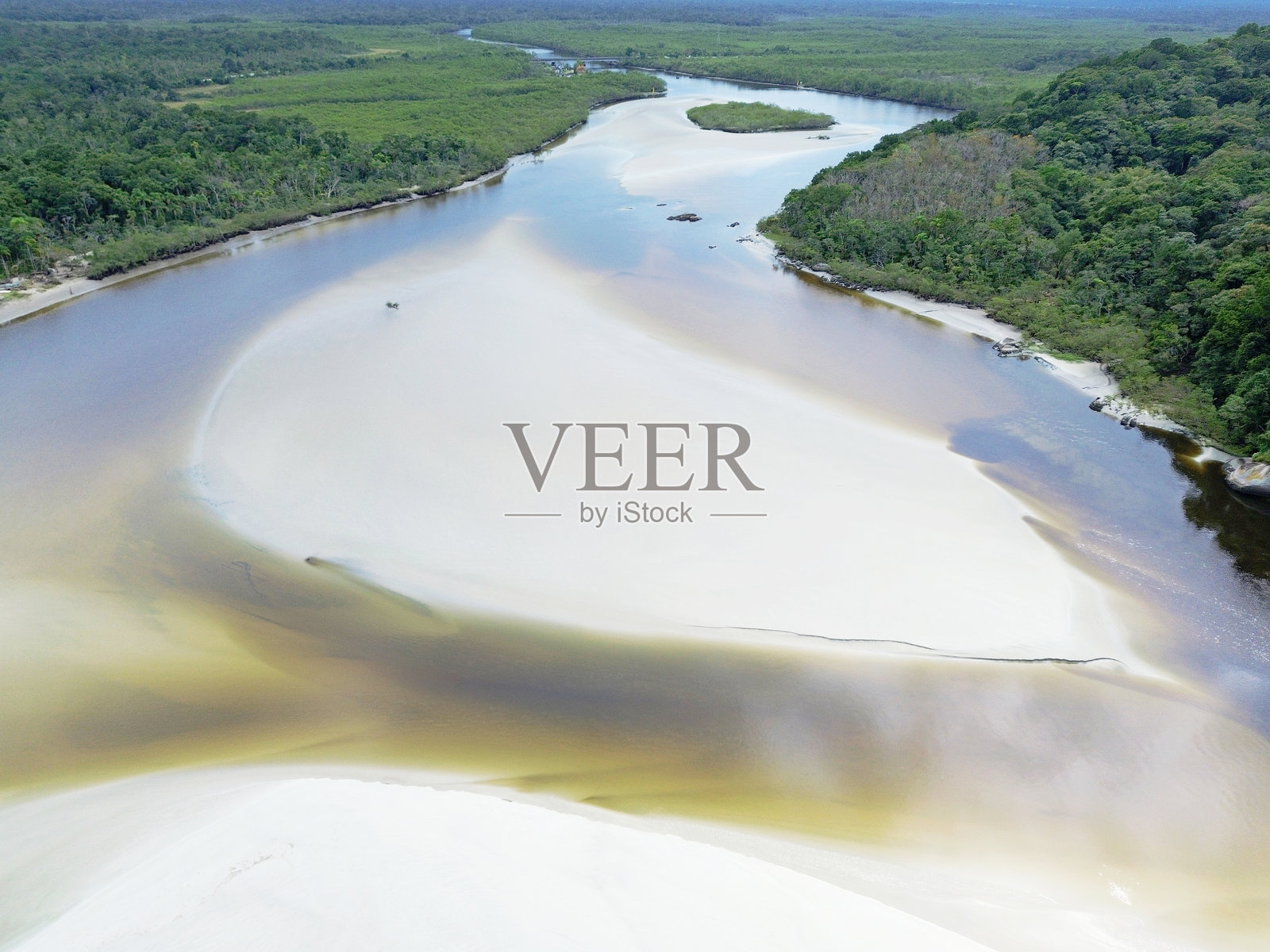 从顶部俯瞰瓜拉图巴海滩的河口与海洋相接处照片摄影图片