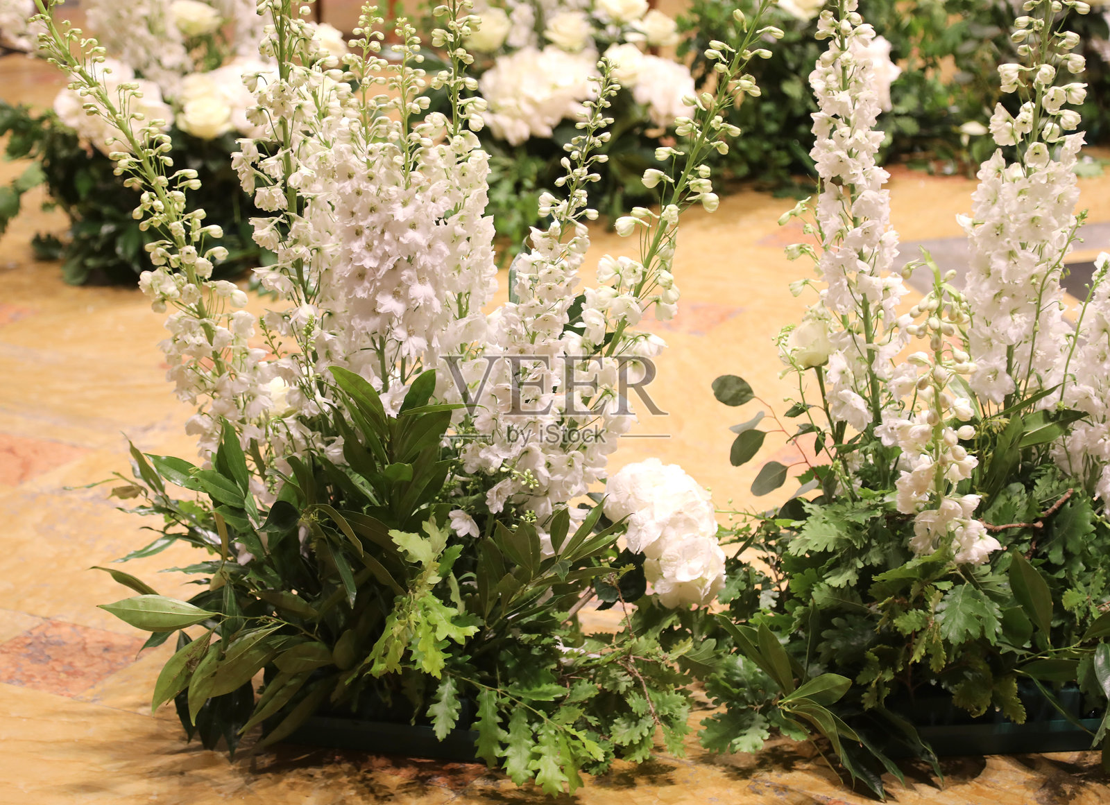 白色花朵装饰新郎新娘结婚的地方照片摄影图片