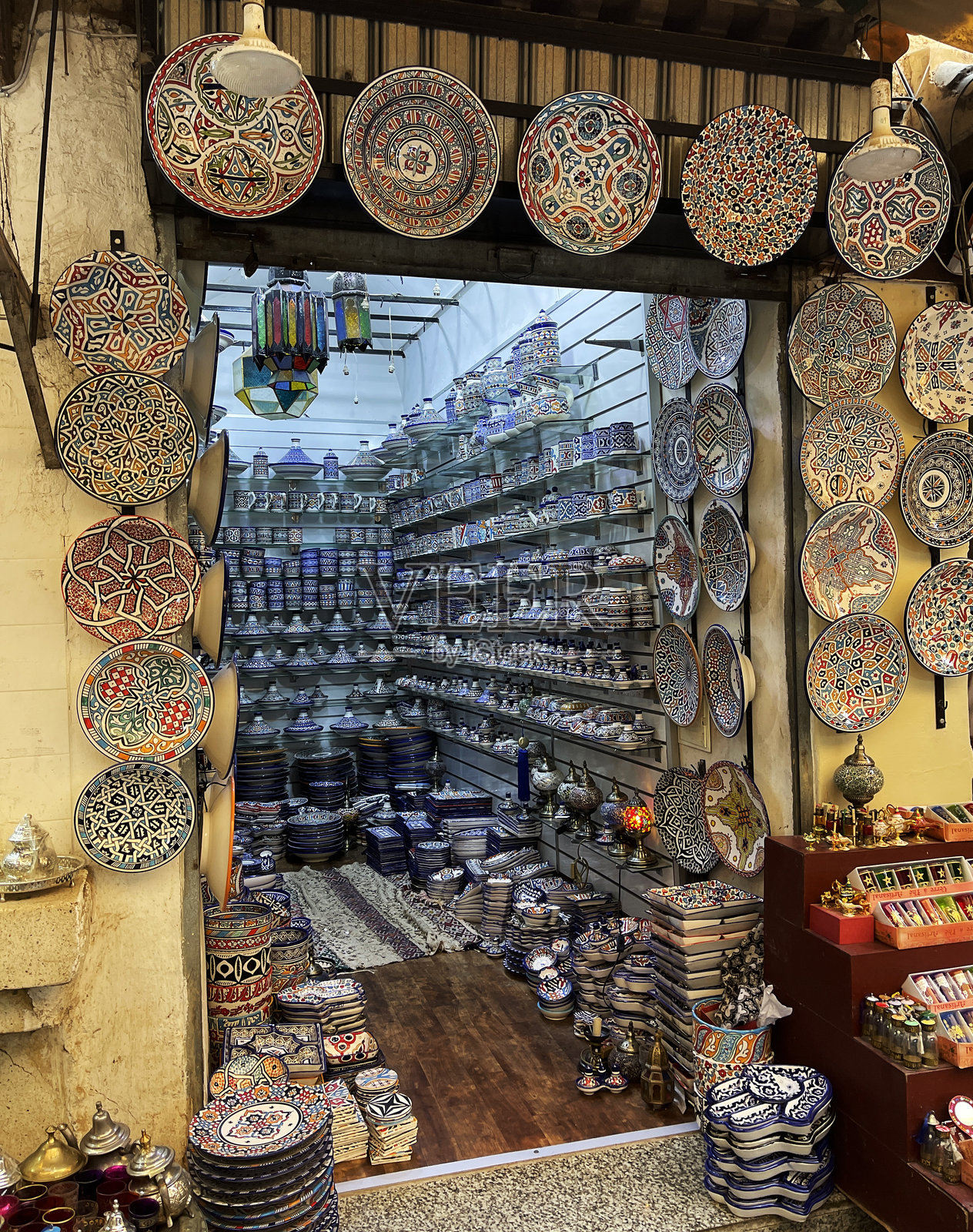 摩洛哥陶器摊位，非斯麦地那区照片摄影图片