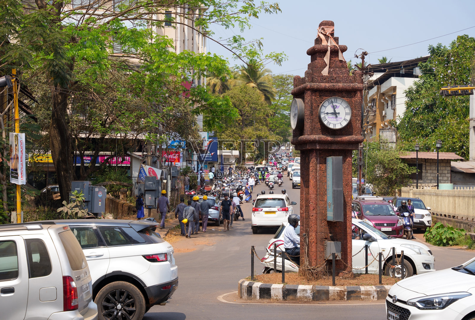 印度马普萨 - 2024年2月26日:城市十字路口的钟楼照片摄影图片