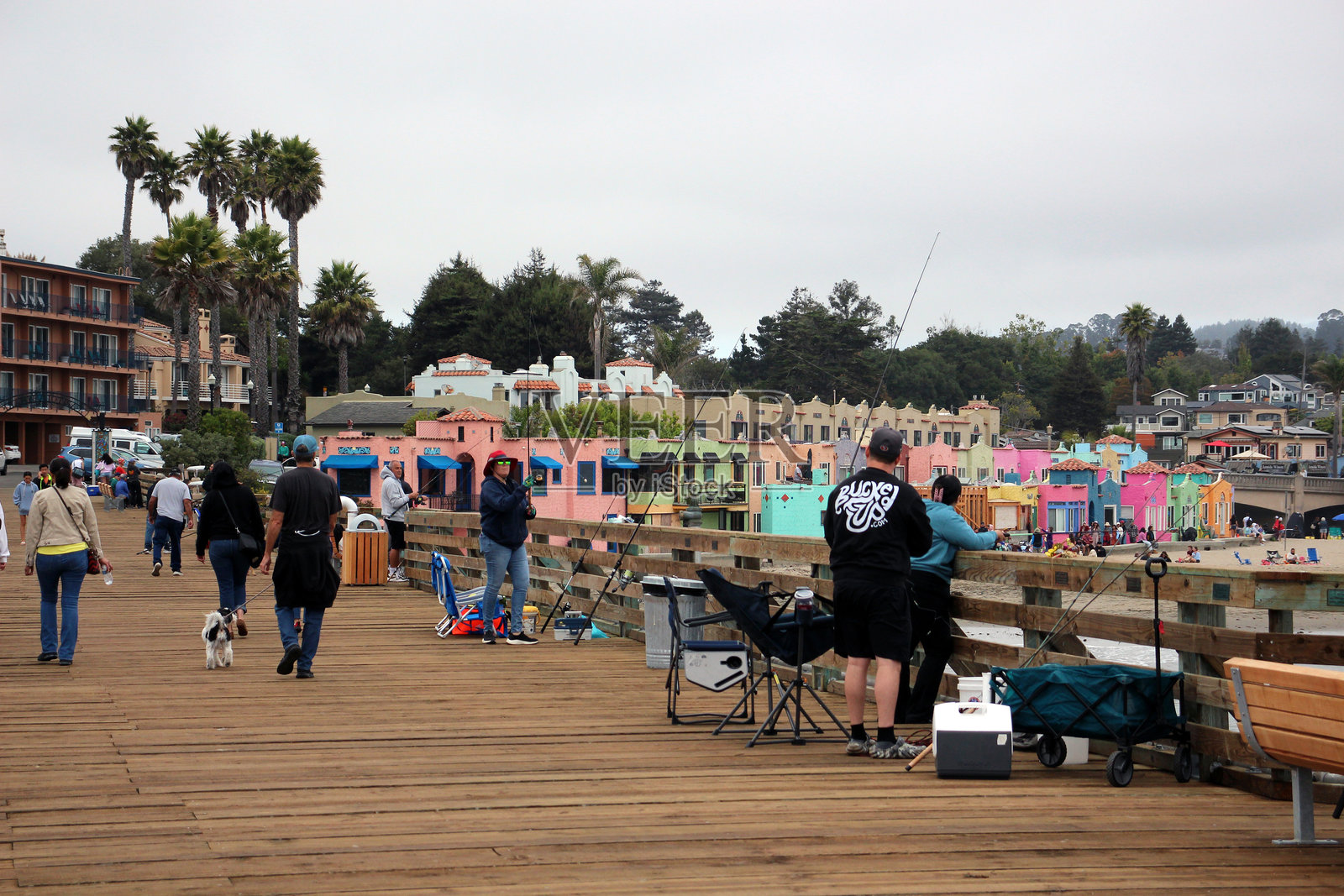 加州卡皮托拉的码头上，人们在雾天钓鱼。照片摄影图片