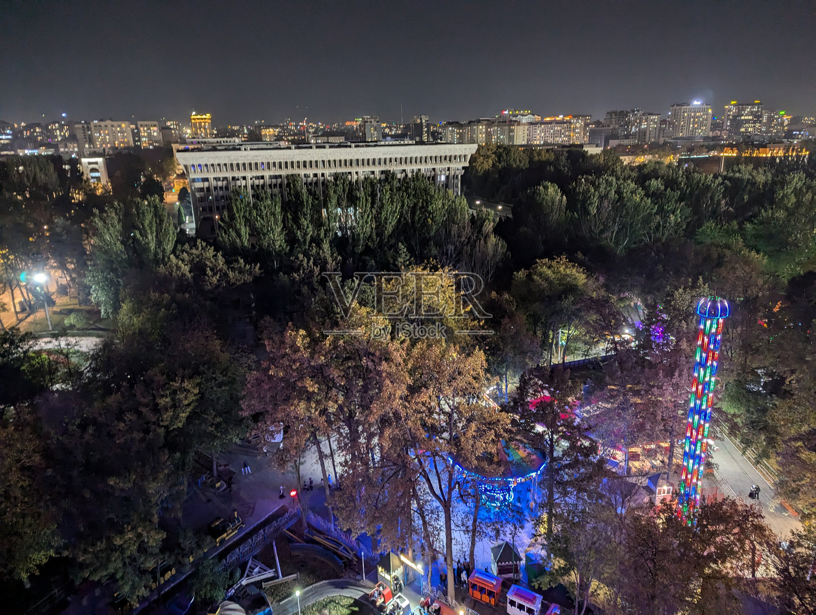 从摩天轮俯瞰比什凯克的夜景照片摄影图片