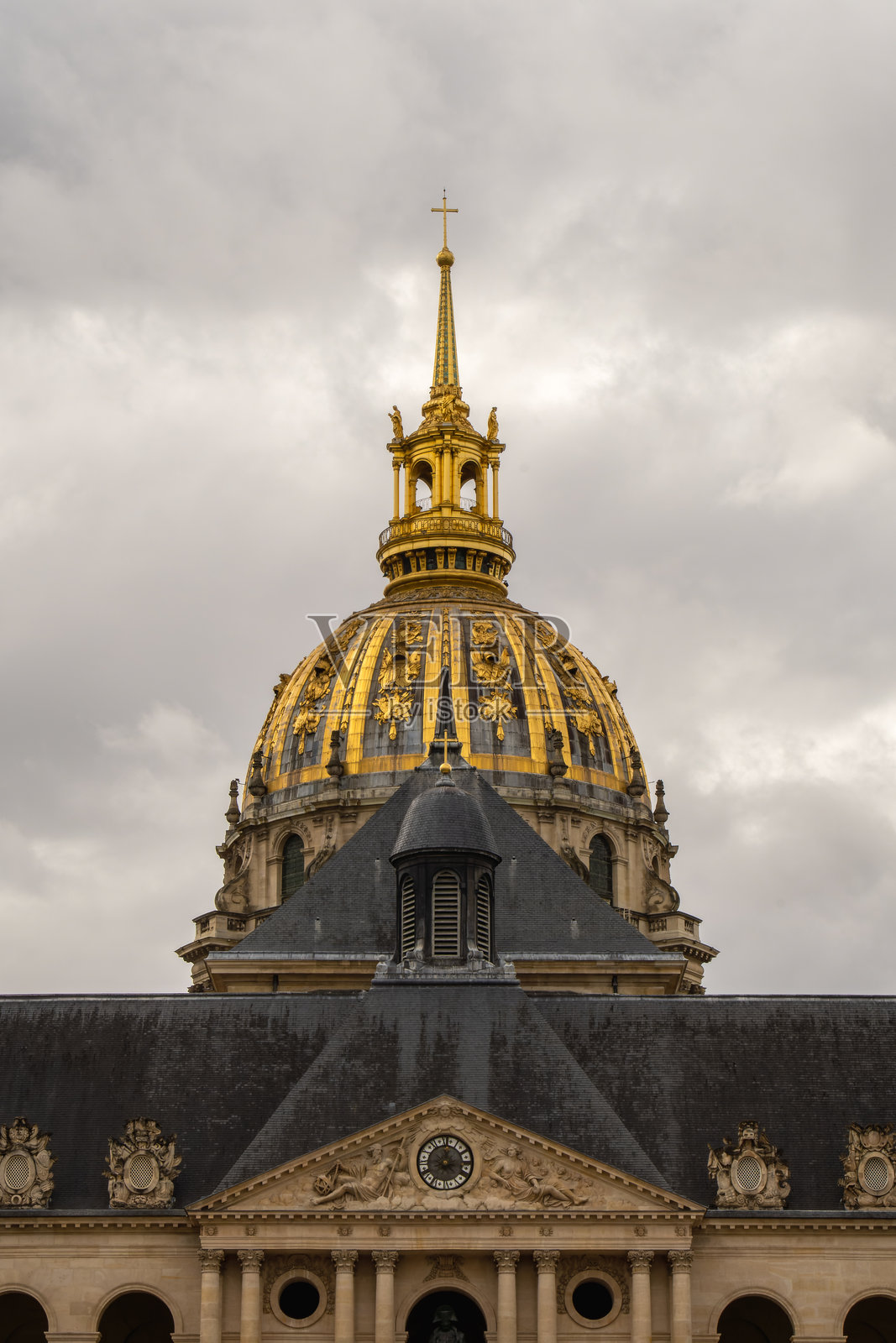 荣军院标志性的圆顶，安放着拿破仑的墓，散发着优雅与宏伟，金色细节熠熠生辉，是巴黎历史的象征。照片摄影图片