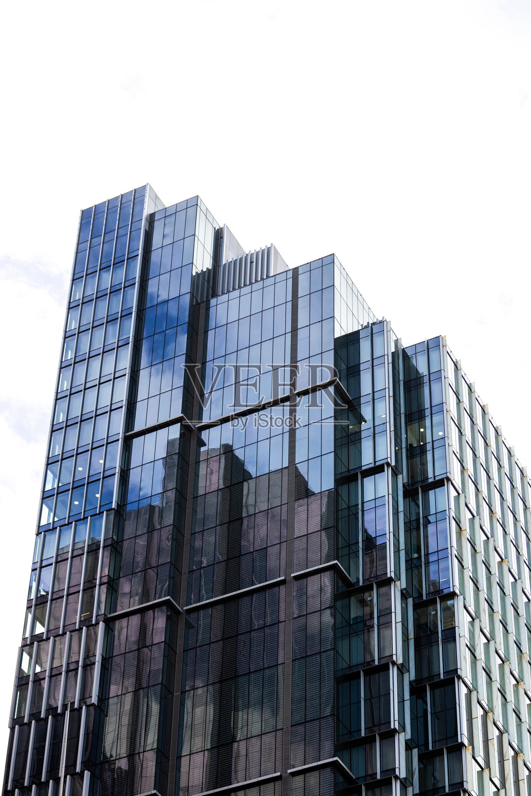 现代办公大楼的低角度视图，摩天大楼，白色背景留有空白空间照片摄影图片