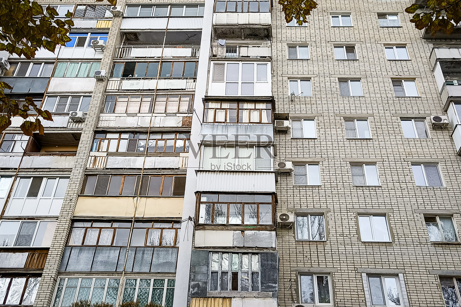 带阳台和凉廊的多层白色砖砌住宅楼照片摄影图片