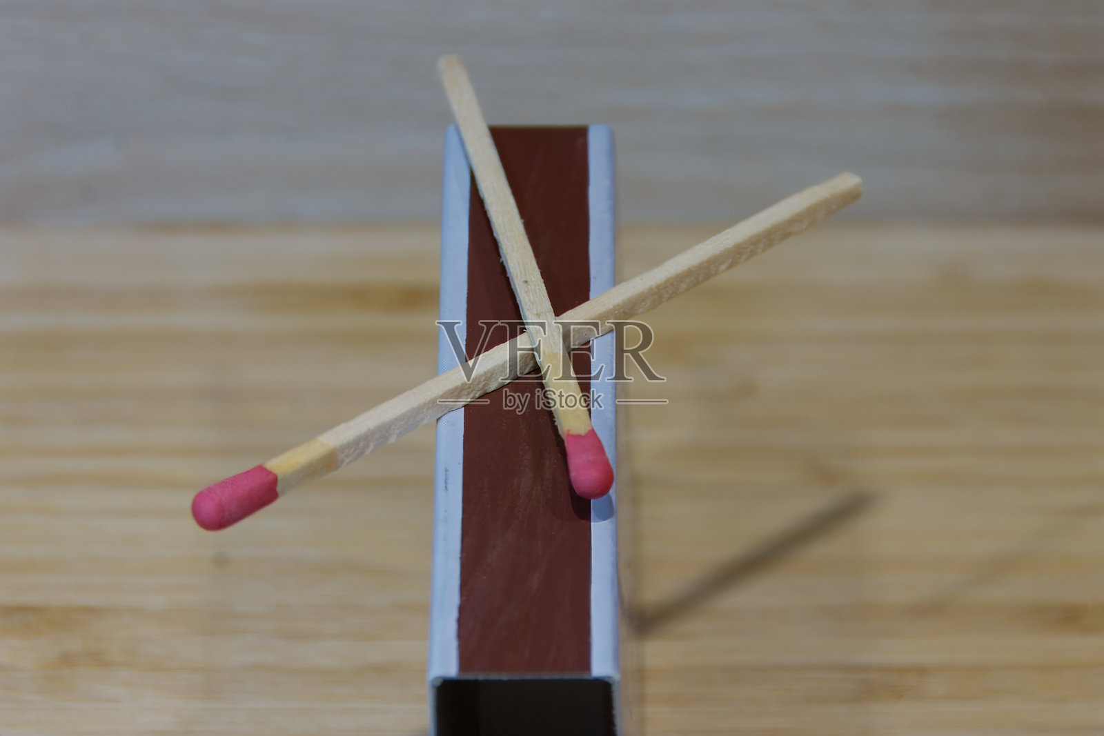 火柴盒上的两根火柴，火焰可燃概念艺术照片摄影图片