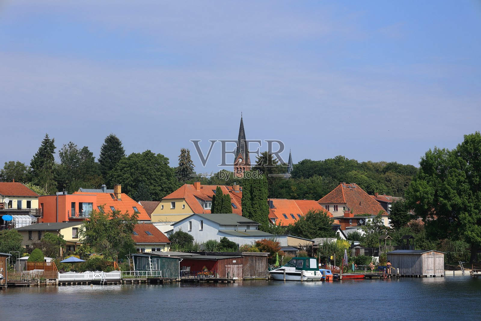 俯瞰普劳尔湖的马尔霍夫市景照片摄影图片