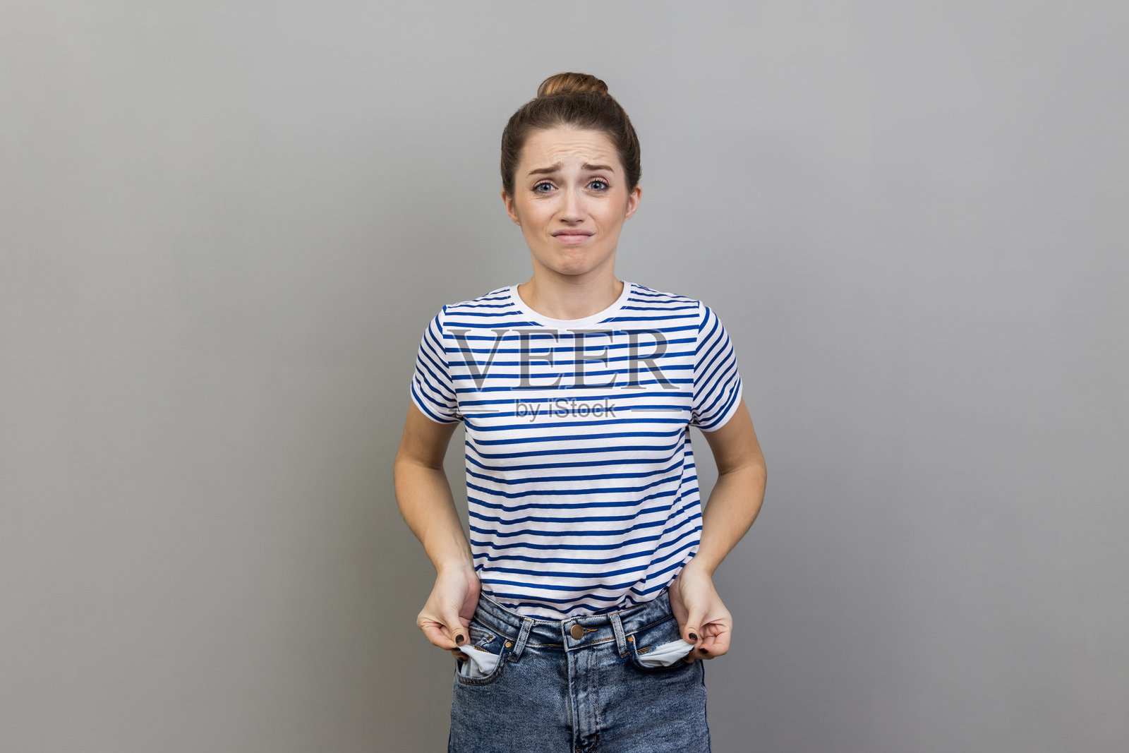 沮丧的贫穷女性翻出空口袋，做出没有钱的手势，担心债务。照片摄影图片