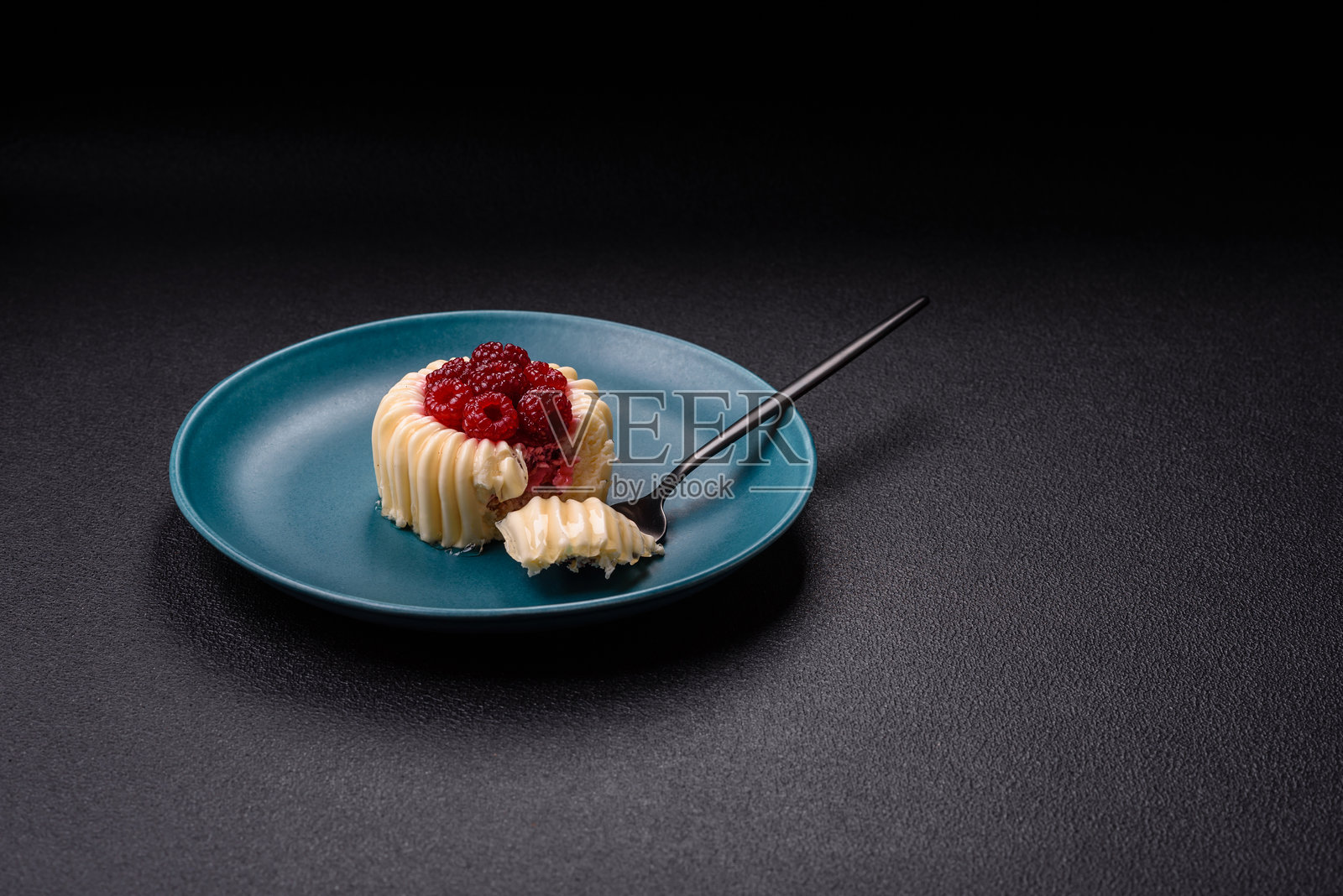 甜美的覆盆子慕斯塔和馅料照片摄影图片