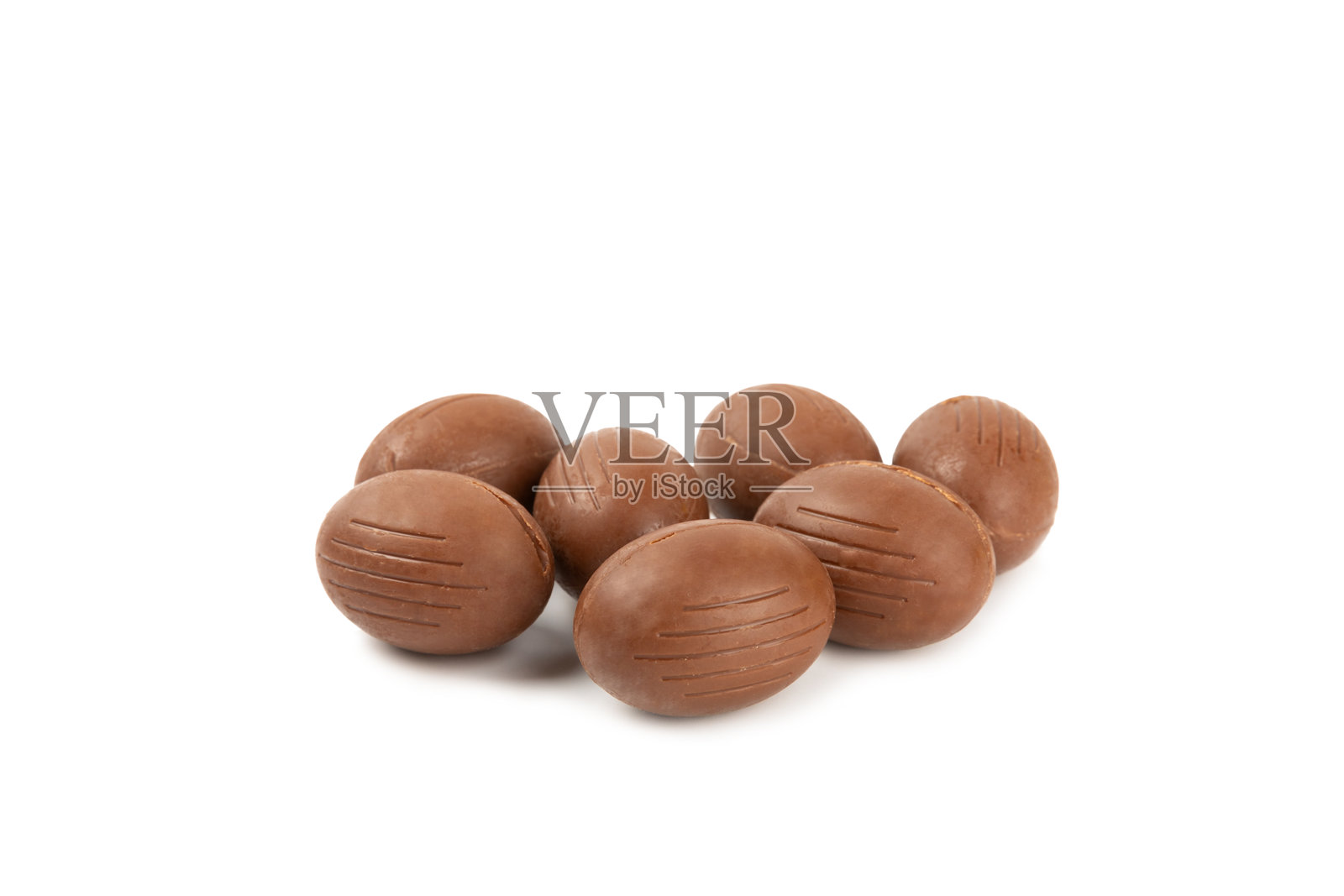 复活节巧克力兔子、小鸡和巧克力蛋，孤立在白色背景上。巧克力蛋和其他糖果。复活节庆祝概念。桌上的复活节甜点。留白处。照片摄影图片