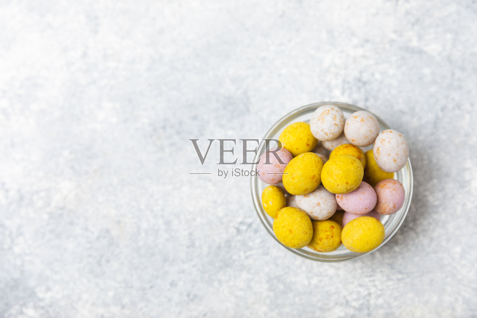 复活节巧克力蛋在纹理背景上。复活节庆祝概念。复活节巧克力兔。巧克力甜蛋。纹理木桌上的糖果。留白空间。礼物。横幅。照片摄影图片