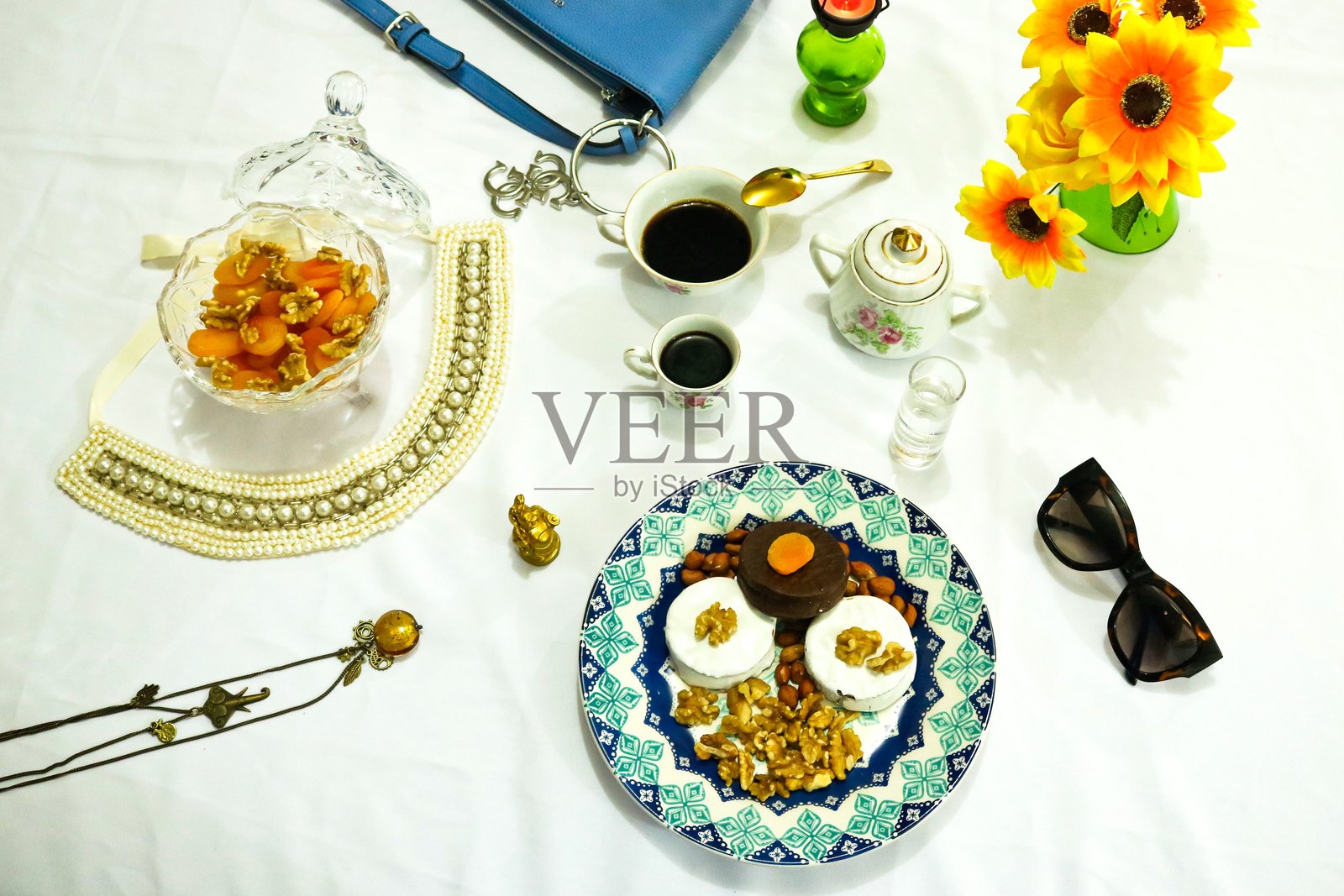 甜美的下午小吃，搭配甜点和咖啡照片摄影图片