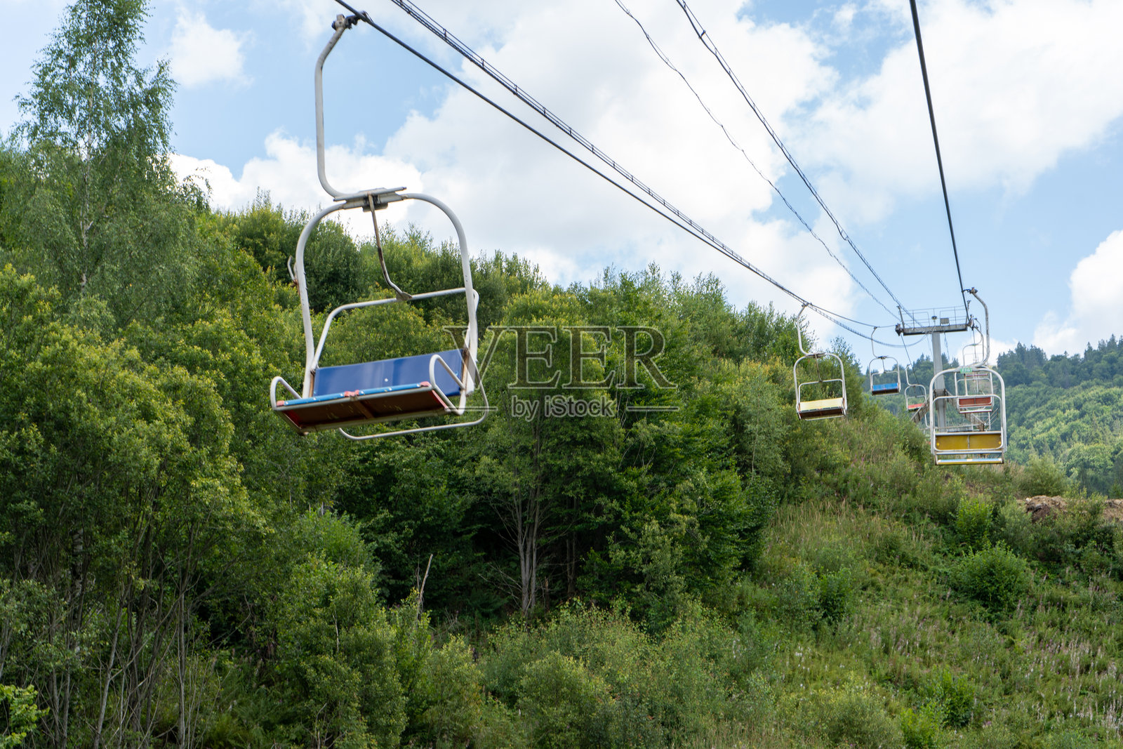 通往喀尔巴阡山顶的缆车。山丘和森林。夏季的自然风光。照片摄影图片