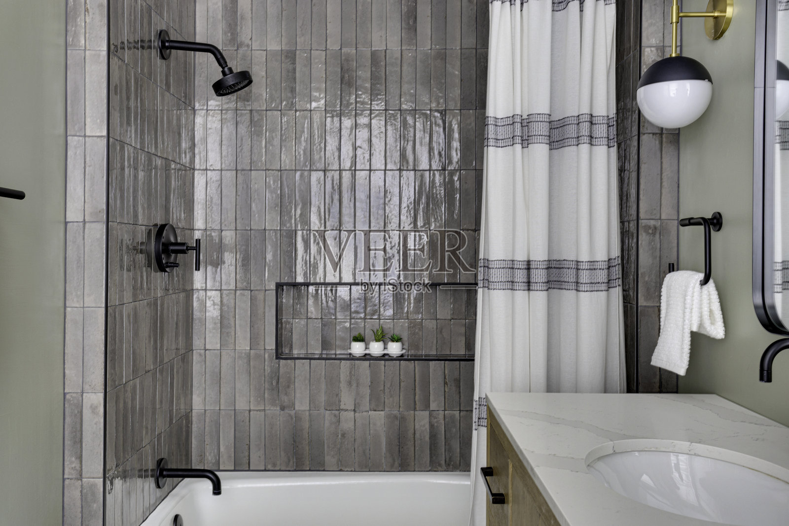 现代淋浴间，配有纹理瓷砖和设施照片摄影图片