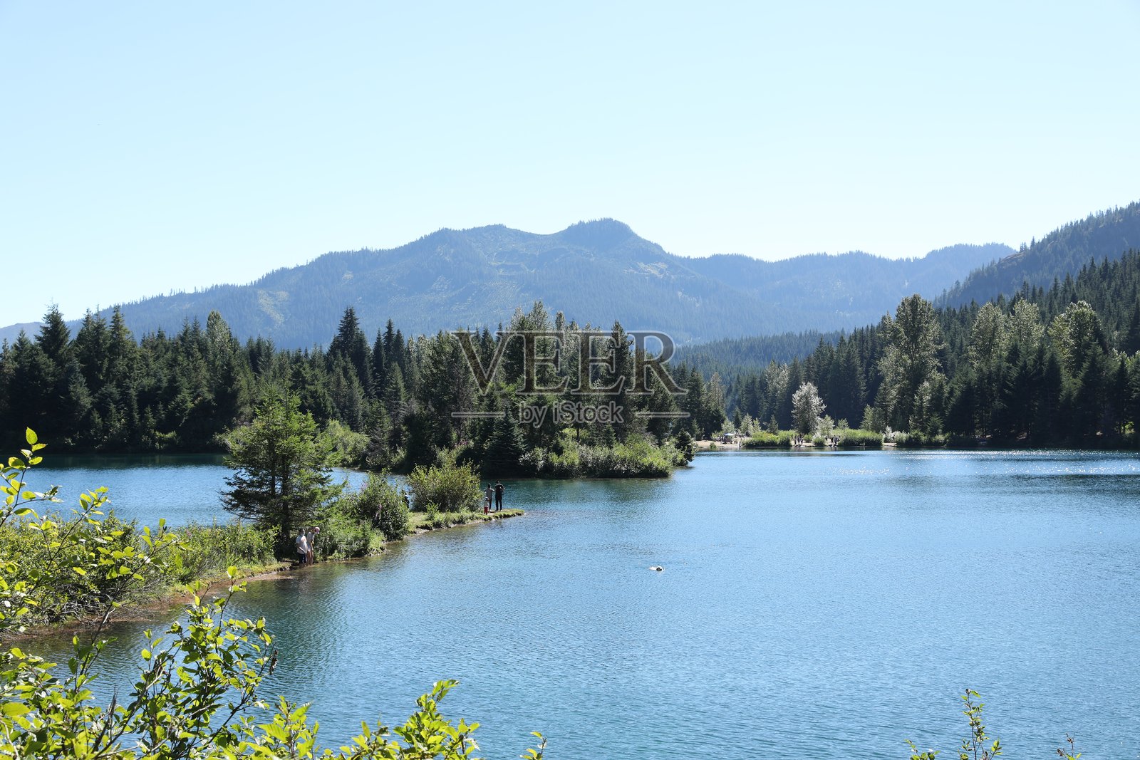 金溪池塘中的湖泊与山脉照片摄影图片