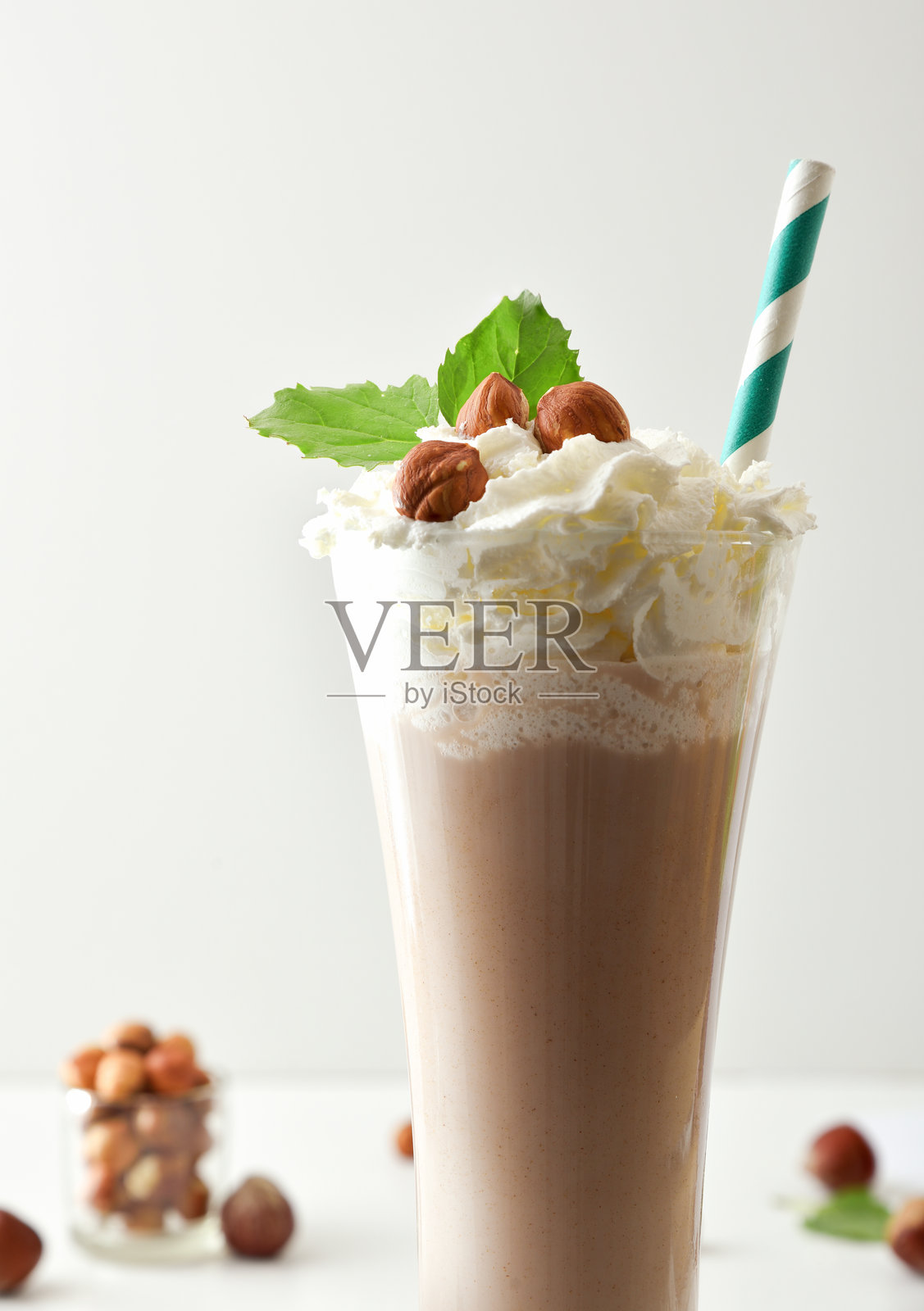 榛子奶昔的细节，上面装饰着奶油和坚果照片摄影图片