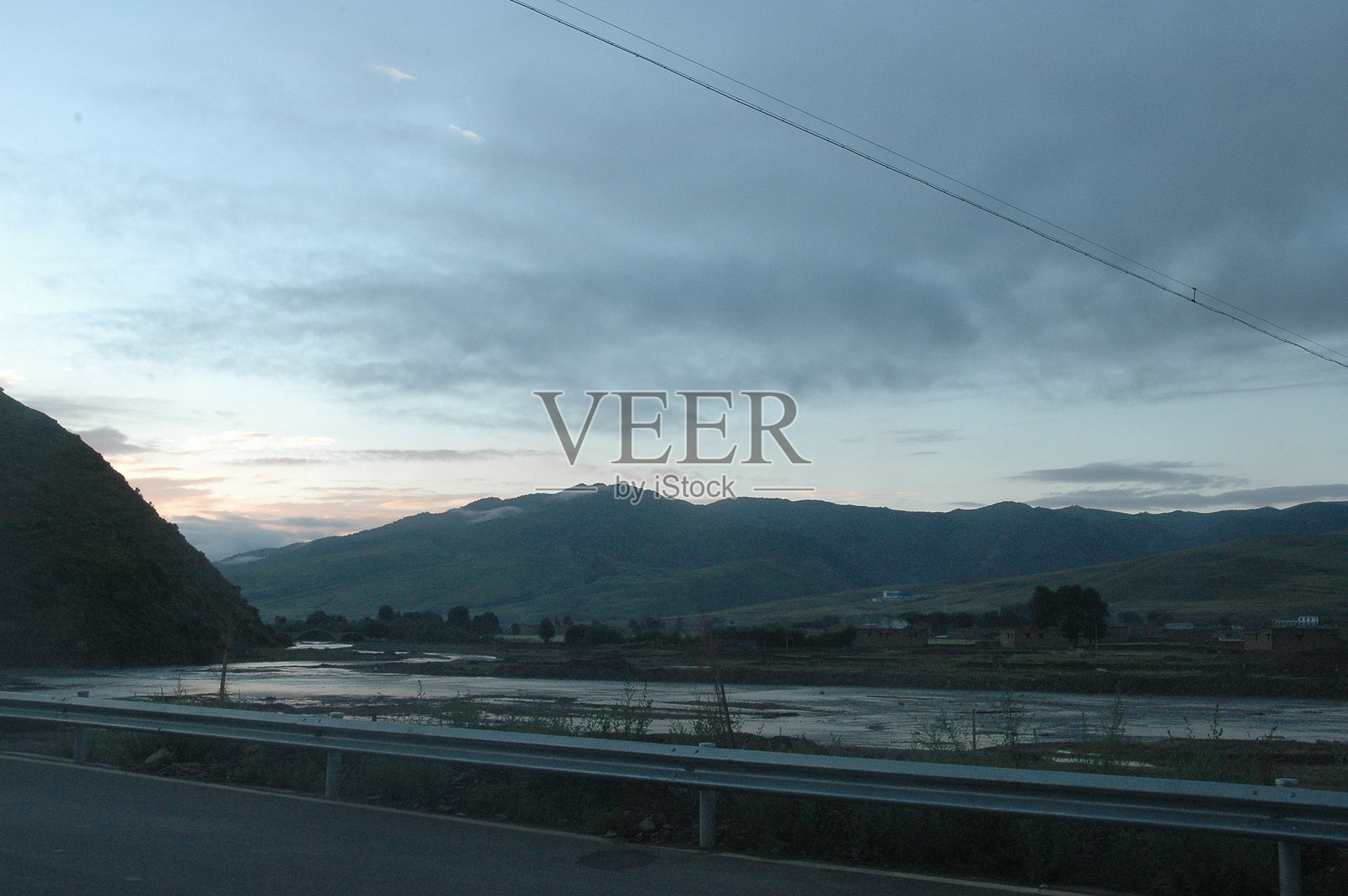 清晨高原上的田野照片摄影图片