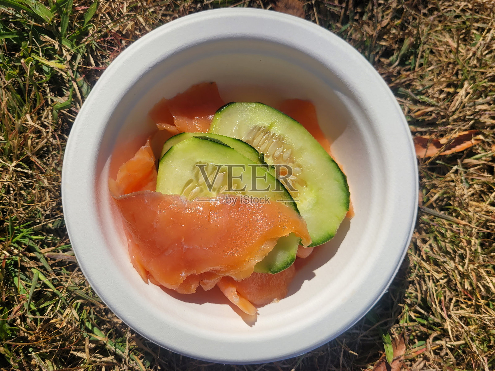 碗里的三文鱼和黄瓜照片摄影图片