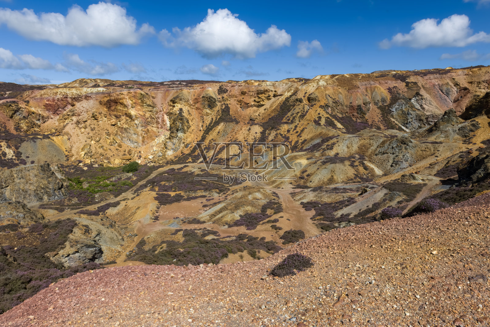 威尔士安格尔西岛帕里山的露天采石场。照片摄影图片