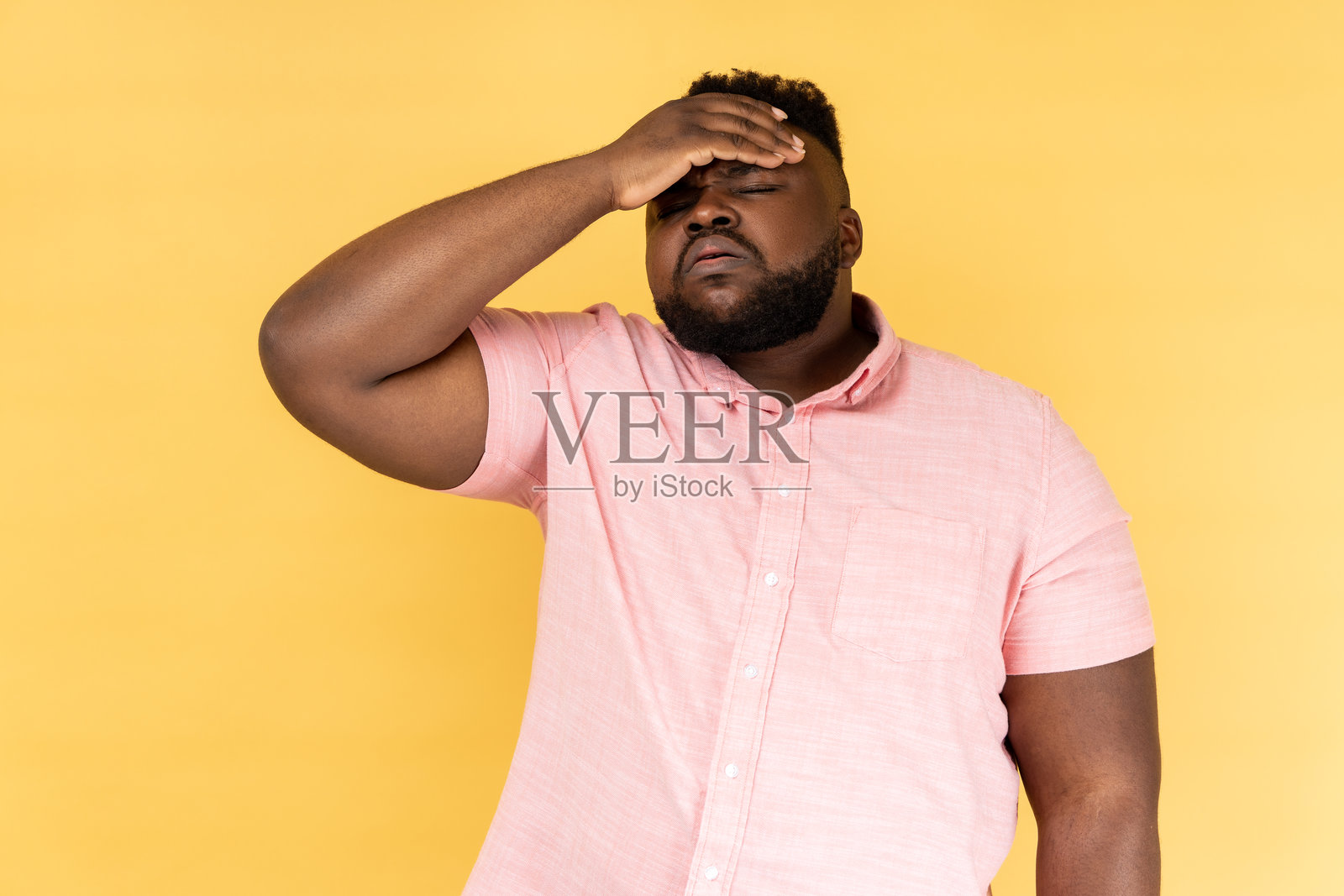 男子用手拍打额头，感到对遗忘事件的悲伤和懊悔，记忆不佳。照片摄影图片