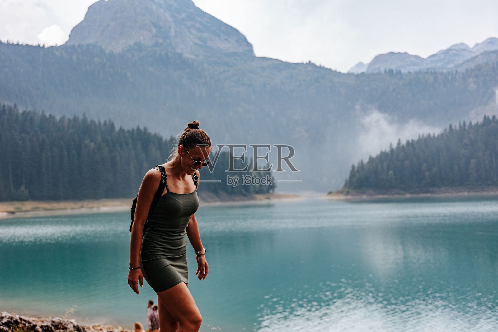 女人在宁静的山湖旁散步照片摄影图片