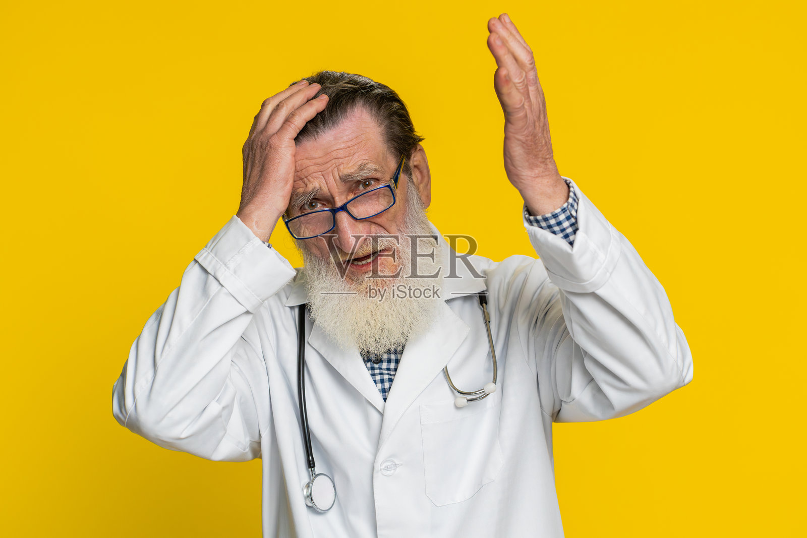 悲伤的医生，感到绝望，神经崩溃，遭遇不幸，抑郁，坏消息，失败照片摄影图片