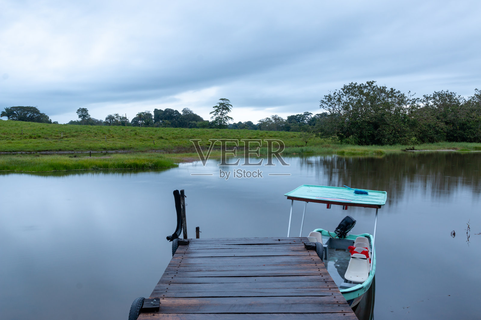 在哥斯达黎加的卡诺内戈野生动物保护区的码头照片摄影图片