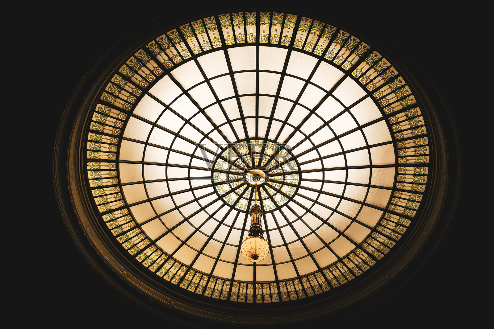 天花板的低角度视图照片摄影图片