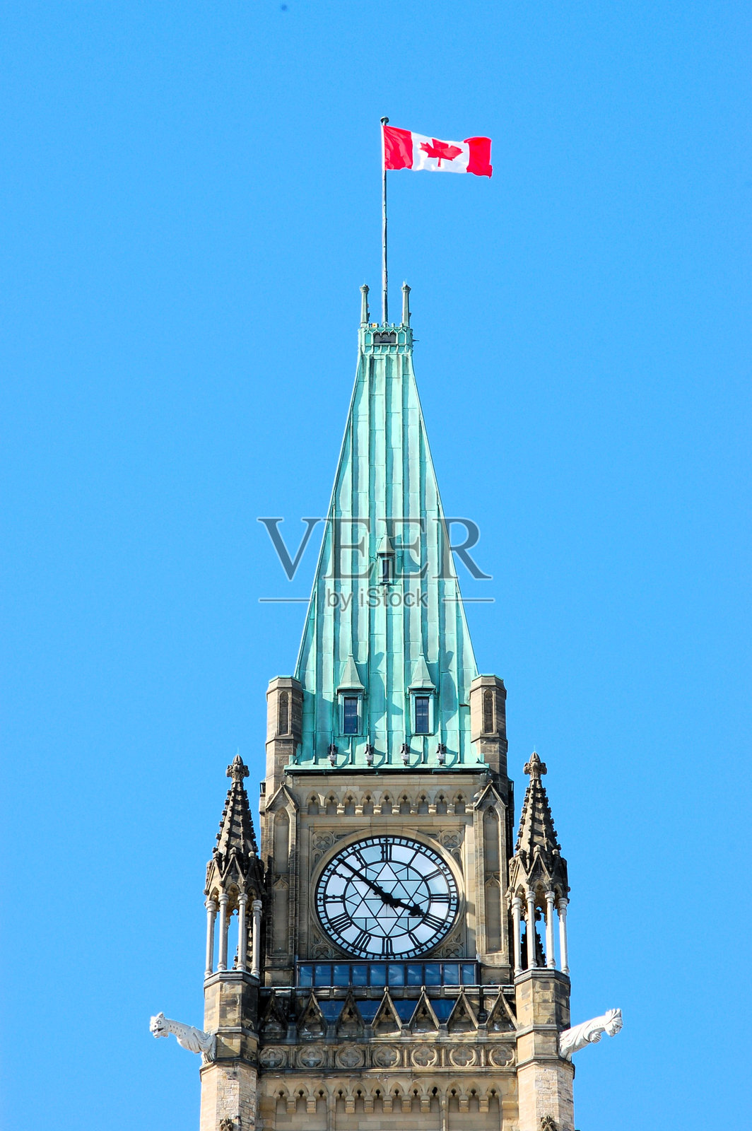 加拿大国旗高高飘扬在和平塔上。照片摄影图片