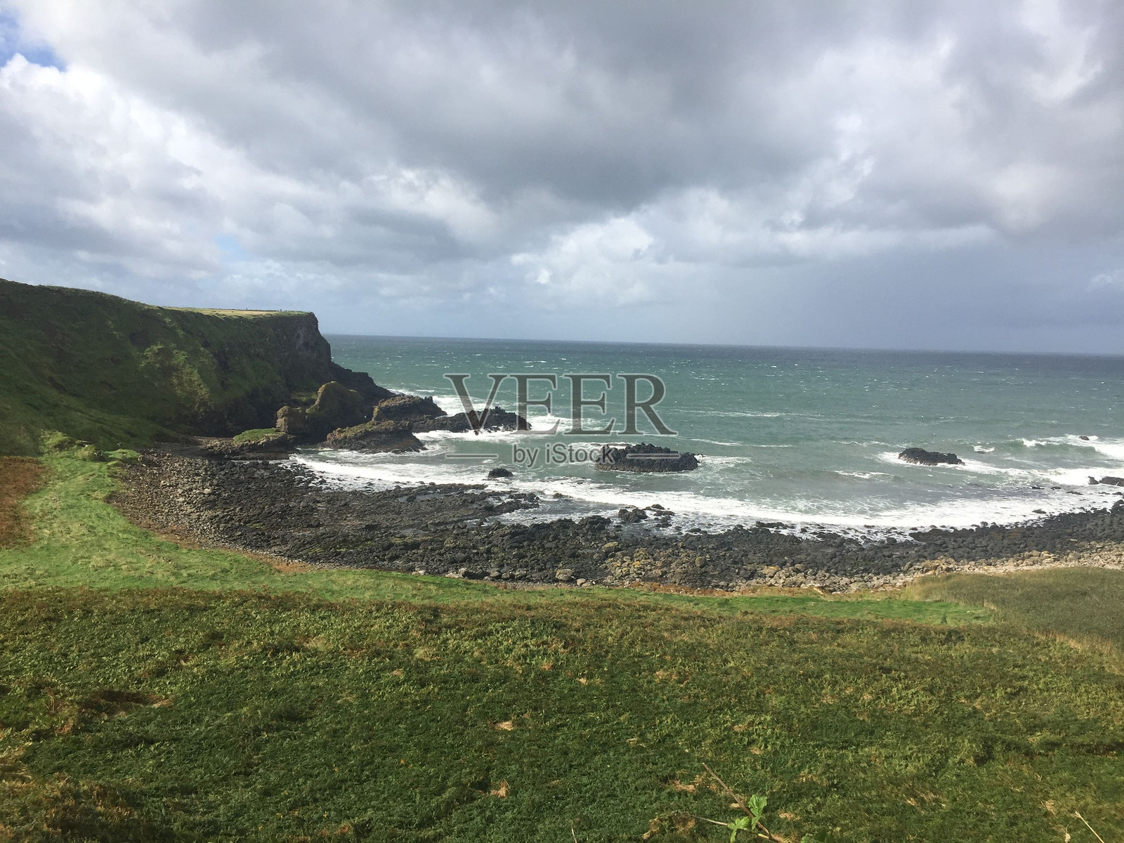 风景如画的海岸线，岩石悬崖耸立。照片摄影图片