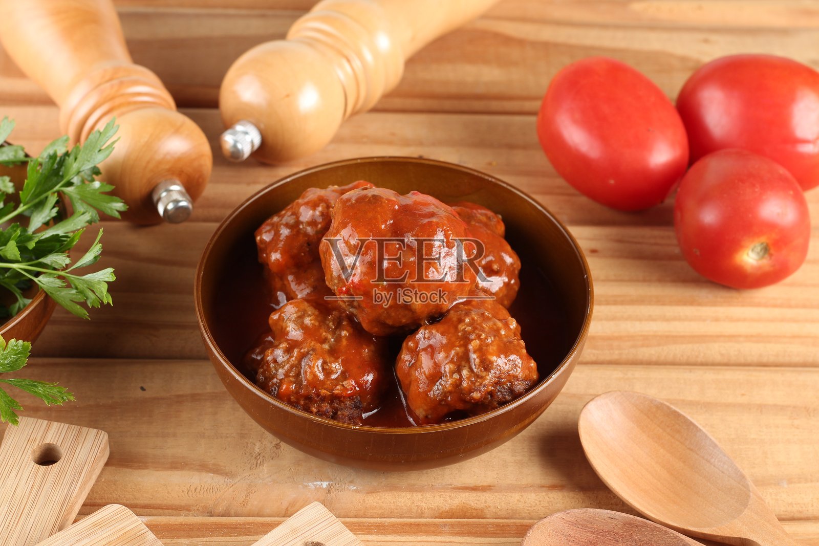 番茄酱肉丸盛在盘子里照片摄影图片