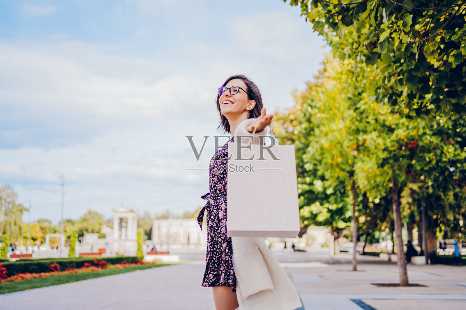 购物后散步的快乐年轻女性照片摄影图片