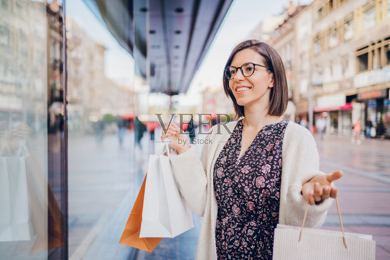 女人享受购物的乐趣照片摄影图片