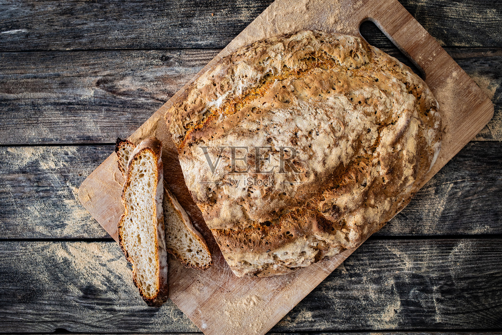 自制新鲜烘焙的农舍面包放在木桌上照片摄影图片