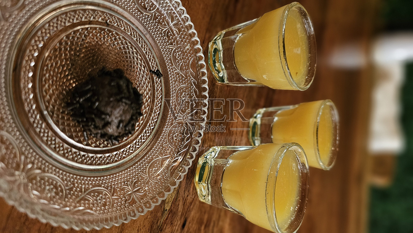 三杯橙味利口酒和巧克力的特写镜头照片摄影图片