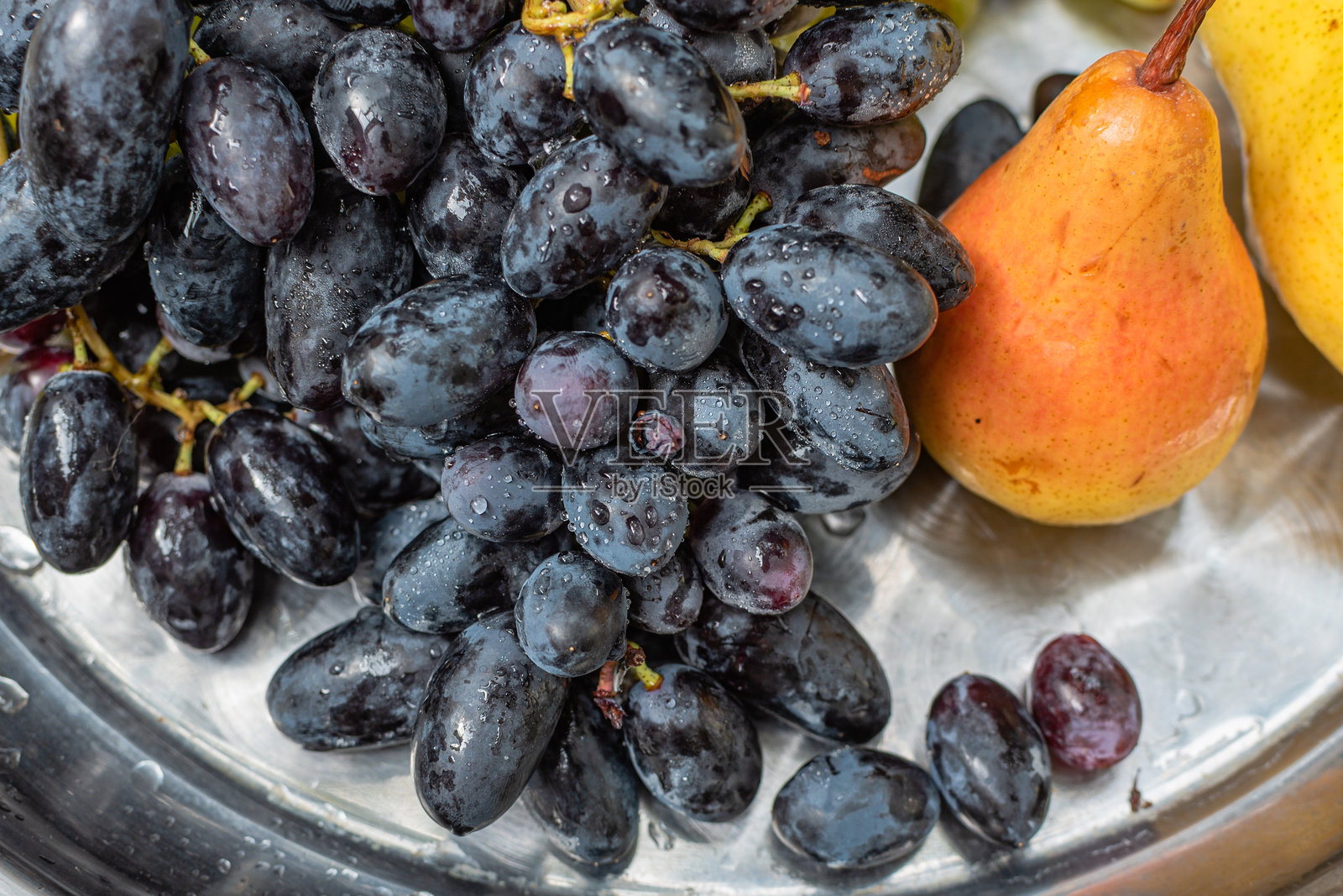 带水珠的葡萄和梨静物画照片摄影图片