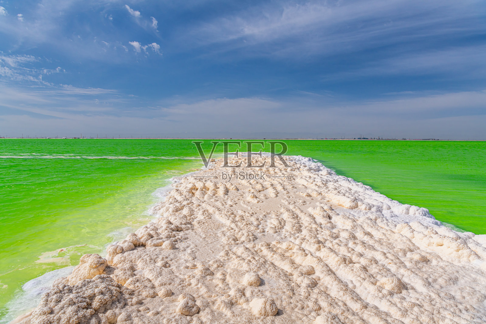 盐碱半岛被青海格尔木的卡尔汉湖碧绿的水域环绕照片摄影图片