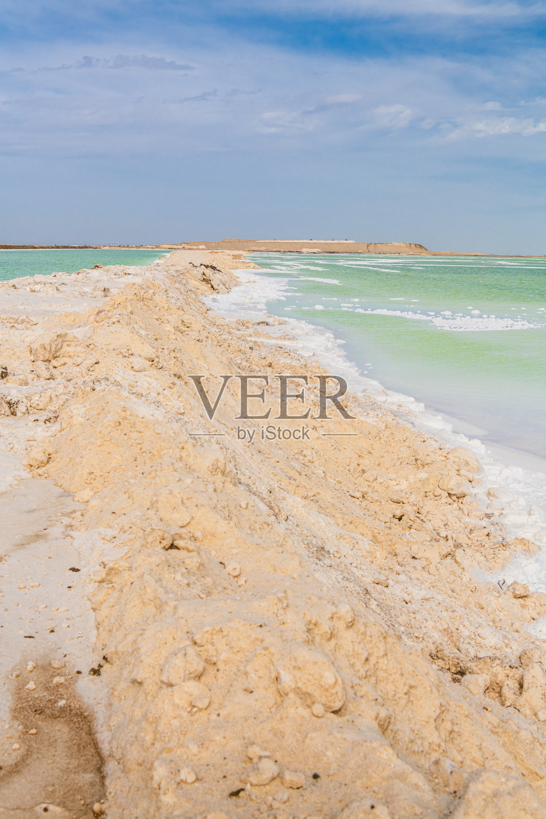 青海省格尔木市的查尔汗盐湖荒凉土地照片摄影图片