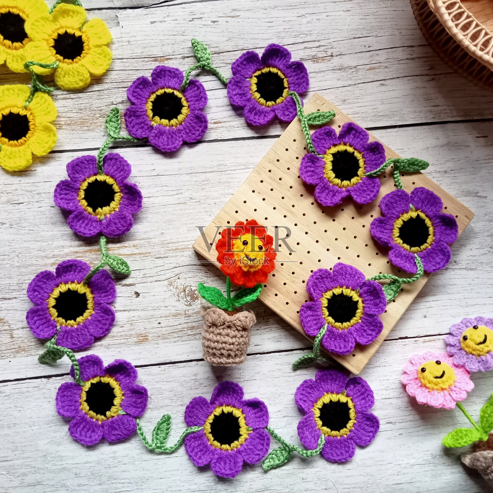 钩针花项链，雏菊花，向日葵，手工编织，钩针作品，色彩缤纷的花朵用于图片、背景、插图、纹理照片摄影图片